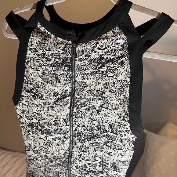 Cache’ shell with “caged” look. Snake print. Size Small New w/ Tags! - Picture 3 of 9